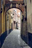Foto grátis foto vertical das ruas estreitas de bruges, na bélgica, com paredes de tijolos antigos