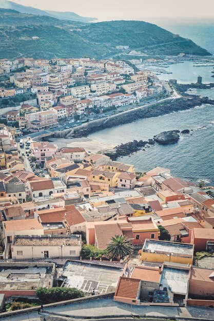 Foto vertical de alto ângulo de uma bela cidade costeira