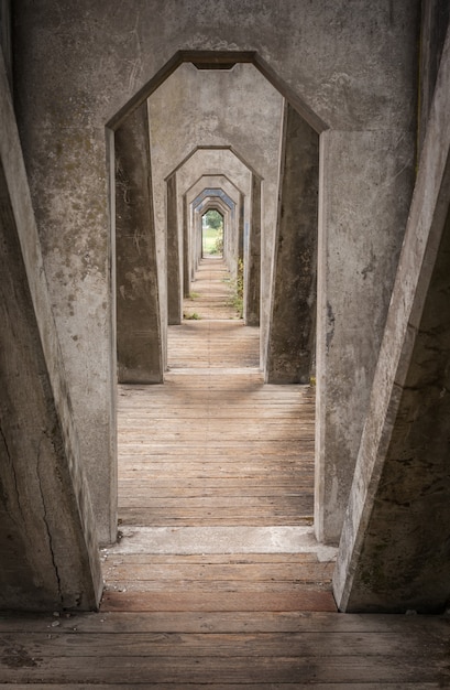 Foto vertical de arcos de ponte de cimento em Washington