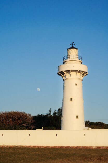 Foto vertical de baixo ângulo do Farol Eluanbi em Kenting, Taiwan