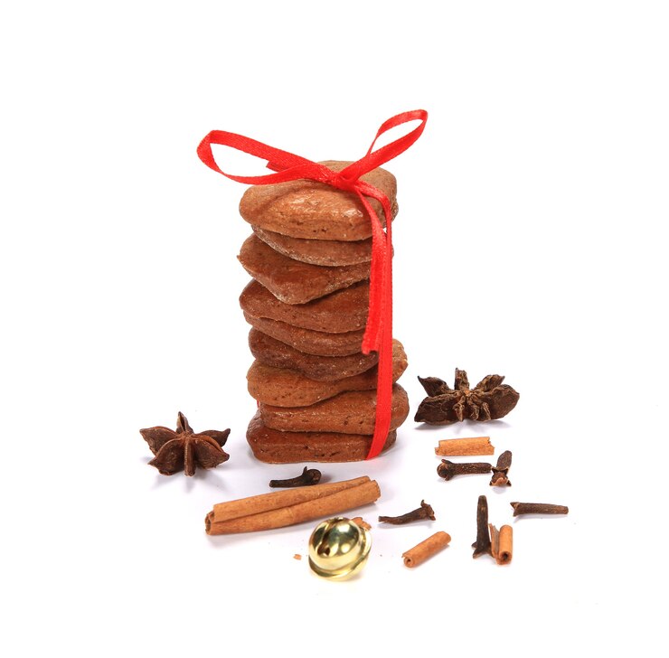 Foto grátis foto vertical de biscoitos empilhados com tema de natal em uma superfície branca