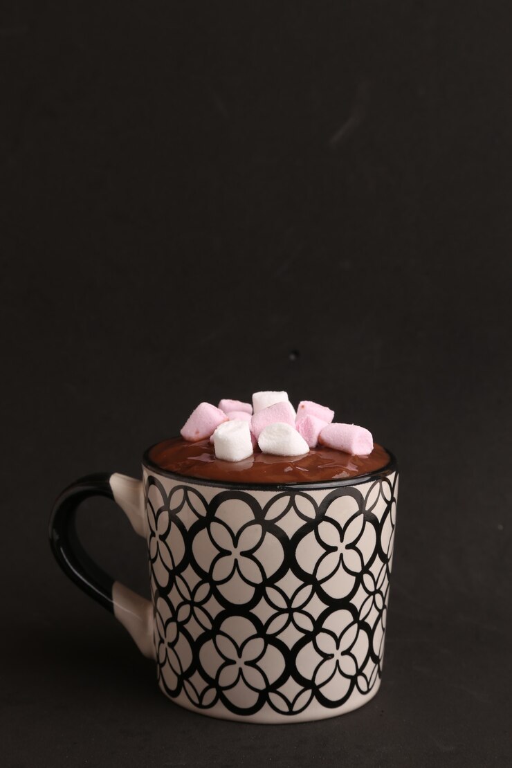 Foto grátis foto vertical de caneca decorativa com chocolate quente e marshmallows em um fundo preto