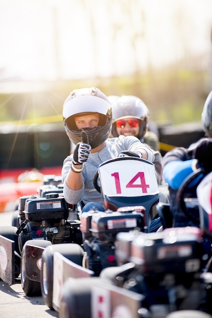 Foto grátis foto vertical de dois homens andando de motocicleta