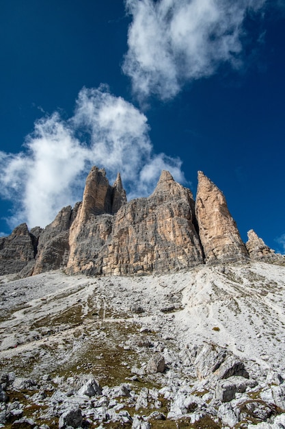 Foto vertical de Dolomitas italianas com os famosos Três Picos de Lavaredo