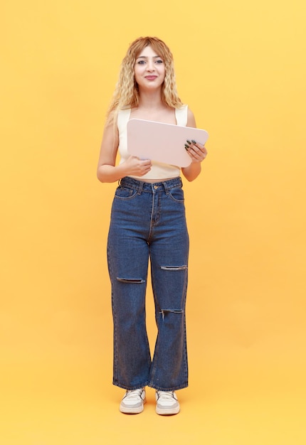 Foto vertical de linda loira segurando o quadro de ideias e ficar em fundo laranja