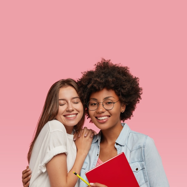 Foto grátis foto vertical de mulheres jovens ou irmãs mestiças se divertindo juntas