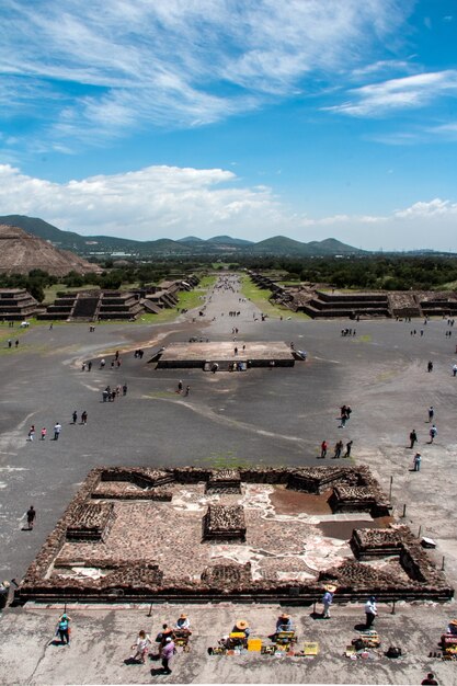 Foto vertical de pessoas em turnê nas Pirâmides de Teotihuacan, no México