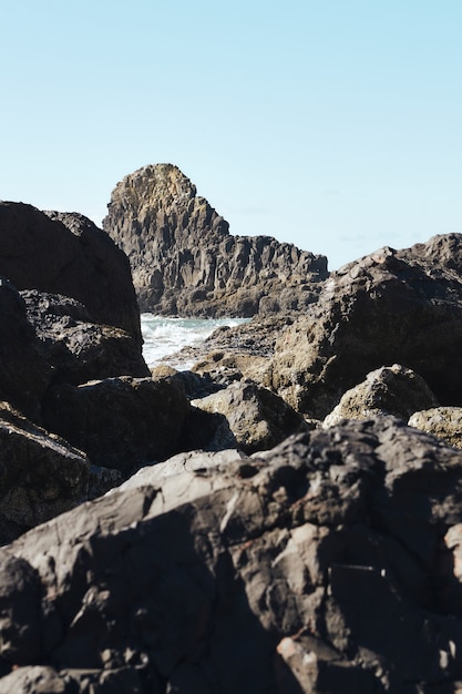 Foto vertical de rochas na costa do noroeste do pacífico em cannon beach, oregon