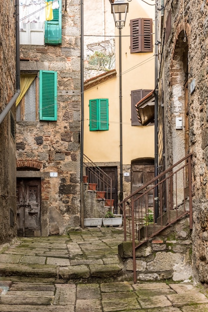 Foto vertical de um bairro antigo com casas antigas e escadas antigas