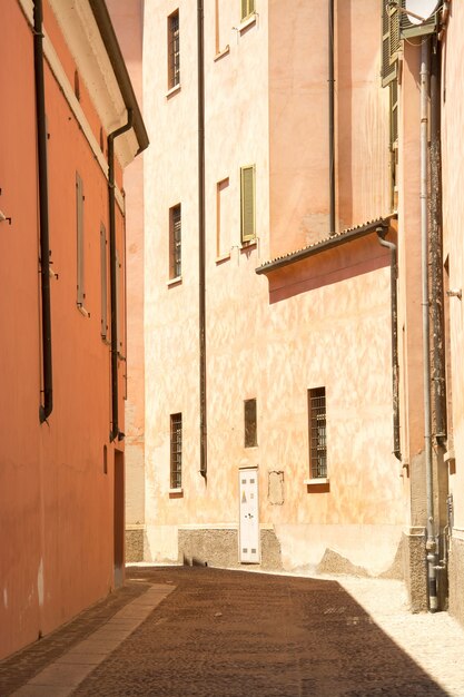 Foto vertical de um caminho no meio de edifícios durante o dia