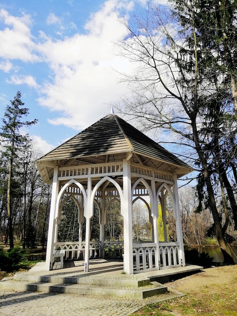 Foto grátis foto vertical de um caramanchão e árvores próximas a ele no parque norweski em jelenia góra, polônia