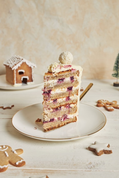 Foto vertical de um delicioso bolo de Natal com enfeites de pão de gengibre e bola de amêndoa de coco