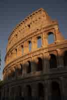 Foto grátis foto vertical de um famoso coliseu em roma, itália, durante o pôr do sol