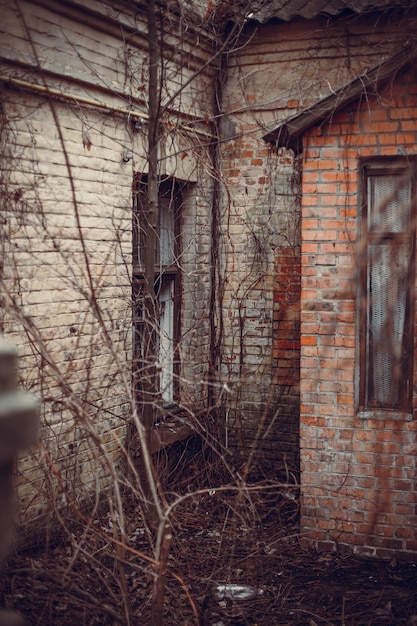 Foto vertical de um prédio abandonado de tijolos