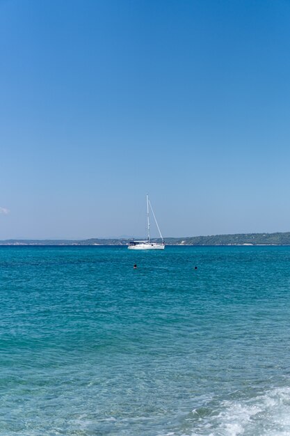 Foto vertical de um veleiro no mar