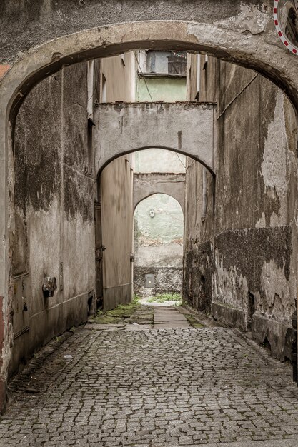 Foto vertical de uma arcada no edifício