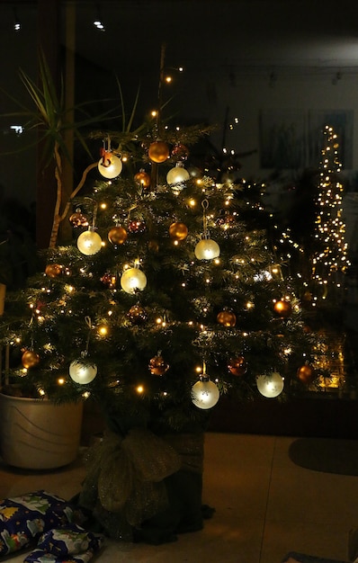 Foto vertical de uma árvore de natal decorada