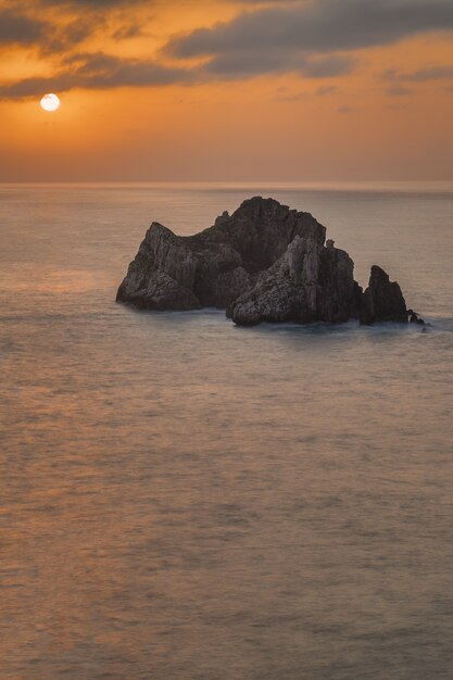 Foto vertical de uma bela Costa Quebrada durante o pôr do sol na Espanha