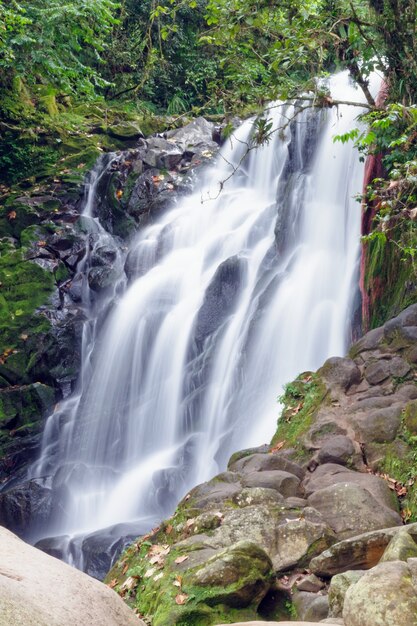 Foto vertical de uma cachoeira durante o dia