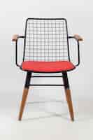 Foto grátis foto vertical de uma cadeira com uma rede nas costas de uma cadeira atrás de uma superfície branca