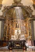 Foto grátis foto vertical de uma cruz e um altar na basílica de nossa senhora de guadalupe, no méxico