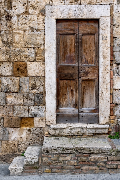 Foto vertical de uma das entradas do edifício histórico de San Gimignano na Toscana, Florença