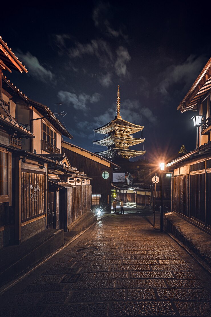 Foto grátis foto vertical de uma estrada no meio de edifícios no japão