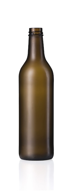 Foto vertical de uma garrafa de vidro marrom vazia com um reflexo abaixo