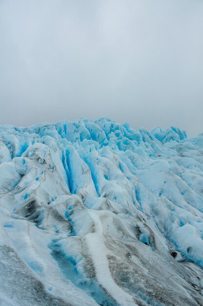 Foto vertical de uma incrível textura de geleira