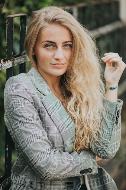 Foto vertical de uma linda garota sorridente