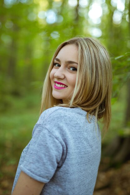 Foto vertical de uma linda mulher caucasiana posando na floresta, na Bósnia e Herzegovina