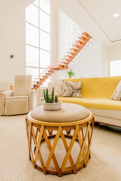 Foto vertical de uma mesa moderna em uma bela sala de estar
