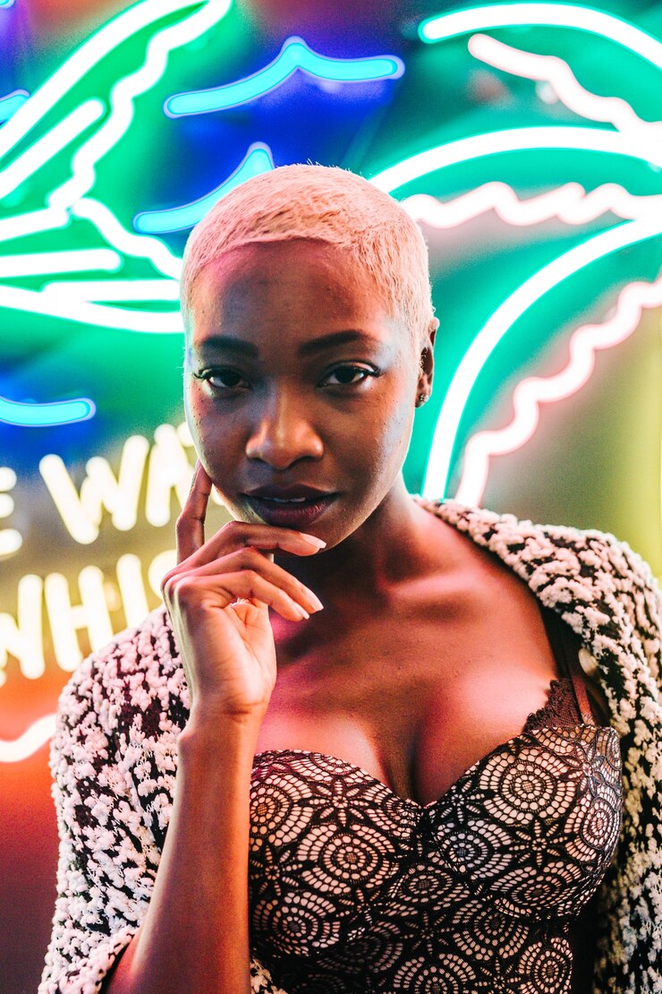Foto grátis foto vertical de uma mulher africana sexy olhando para a câmera