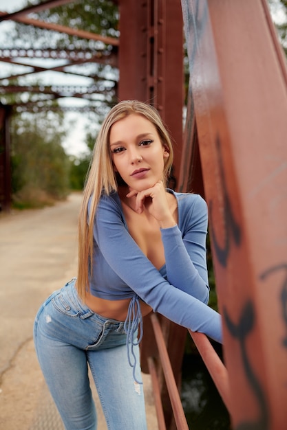 Foto vertical de uma mulher do Oriente Médio em uma ponte