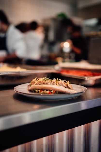 Foto vertical de uma porção de um prato de frutos do mar em uma mesa de cozinha de restaurante
