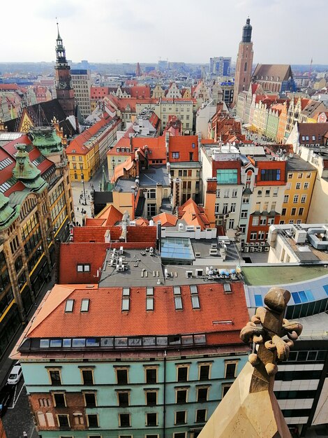 Foto vertical do centro de uma cidade de Wroclaw, na Polônia, com edifícios antigos coloridos