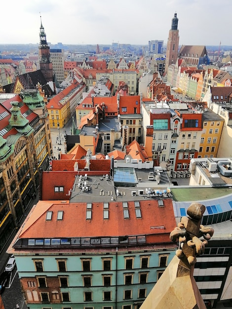 Foto vertical do centro de uma cidade de Wroclaw, na Polônia, com edifícios antigos coloridos