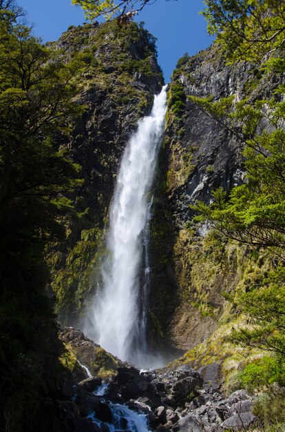 Foto vertical do Devils Punchbowl, Arthur's Pass, Nova Zelândia