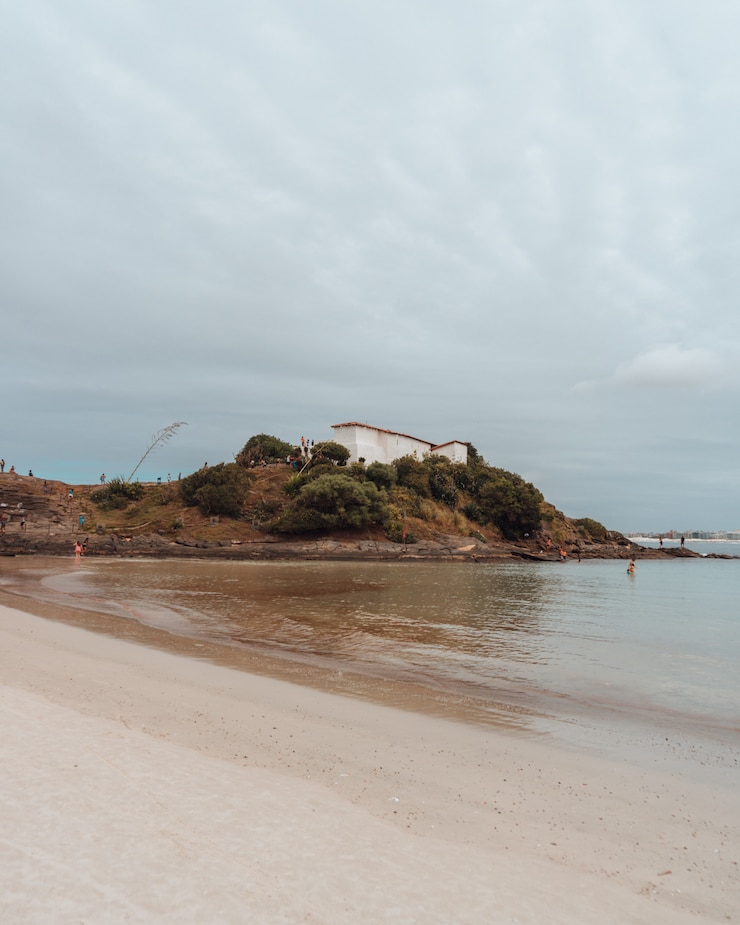 Foto grátis foto vertical do edifício histórico do forte de são mateus no rio de janeiro