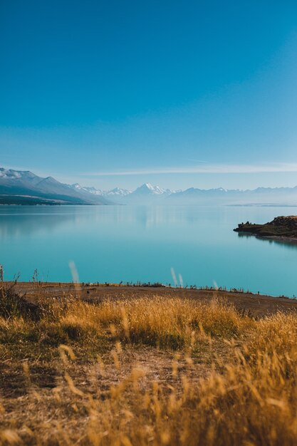 Foto vertical do Lago Pukaki e Monte Cook na Nova Zelândia