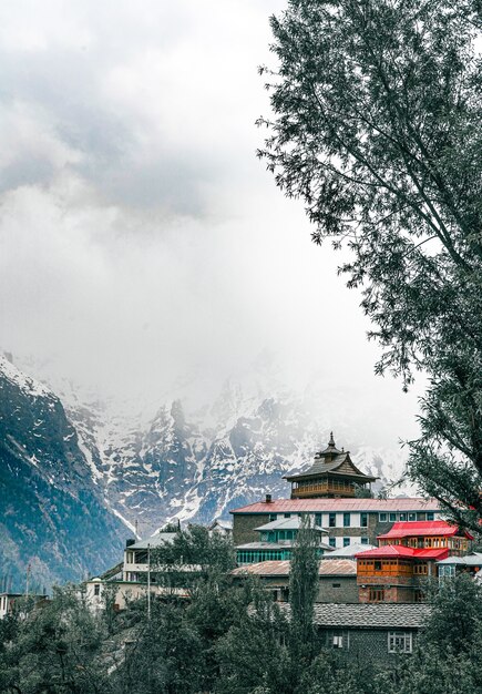 Foto vertical do mosteiro Lochawa La Khang em Kalpa, Himachal Pradesh, durante o inverno frio