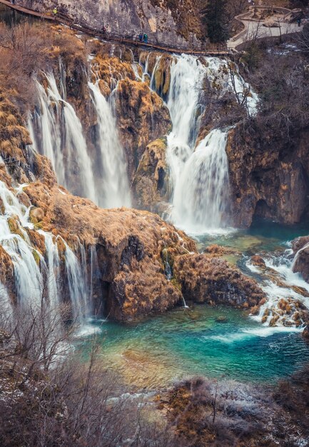 Foto vertical do Parque Nacional dos Lagos Plitvice, na Croácia