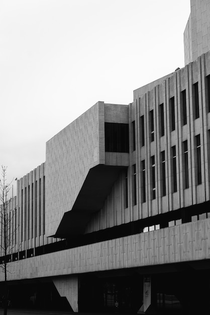 Foto vertical em tons de cinza da fachada de um edifício moderno