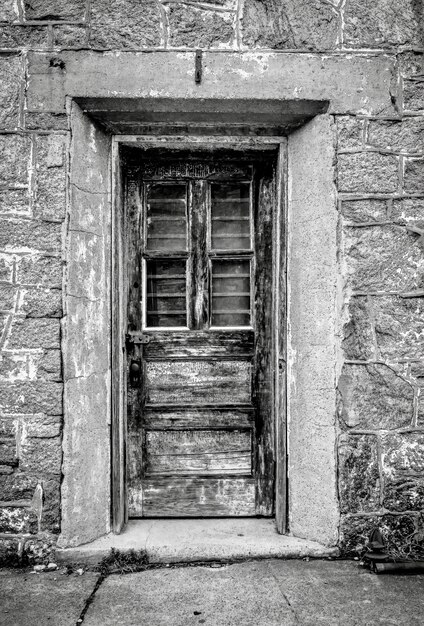 Foto vertical em tons de cinza de uma porta na Penitenciária Estadual do Leste na Filadélfia, Pensilvânia