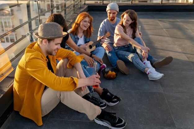 Fotografia completa de amigos sentados juntos.