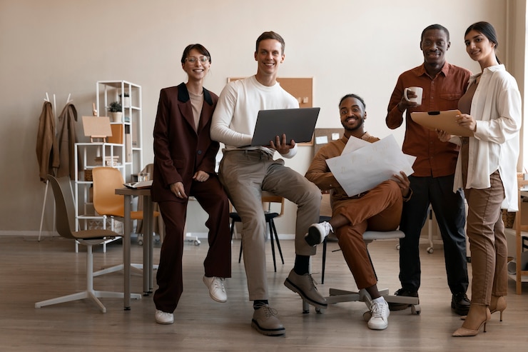 Foto grátis fotografia completa de pessoas sorridente no trabalho