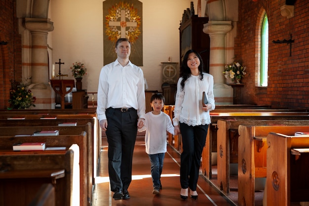 Fotografia completa de uma família sorridente a caminhar juntos.