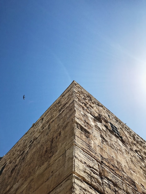 Fotografia de baixo ângulo da estrutura de concreto