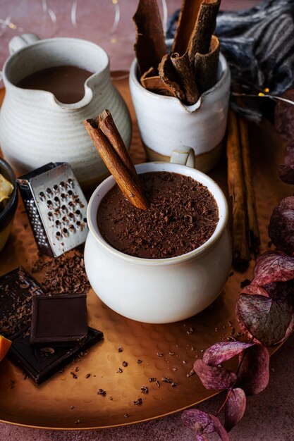 Fotografia de comida festiva de chocolate quente com paus de canela
