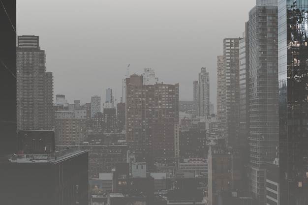 Fotografia de paisagem monótona de cidade poluída com ar